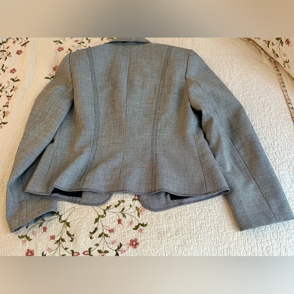 ✨ Le Suit Gray Blazer | Timeless Elegance & Tailored Sophistication ✨ - Picture 2 of 10